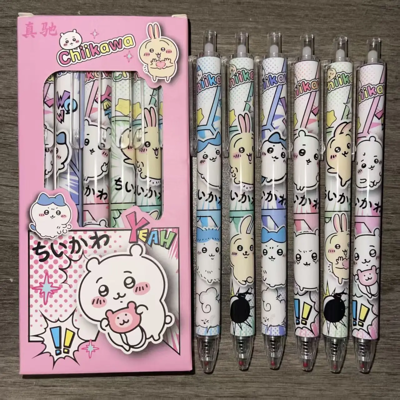 Stationery Supplier - 2026年新作「ちいかわ」デザインのボックス入りフィルムカバー付き速乾ジェルボールペン。漫画風のデザインで、引き出して使えるローラーボールペン。学生向けの試験用筆記具。