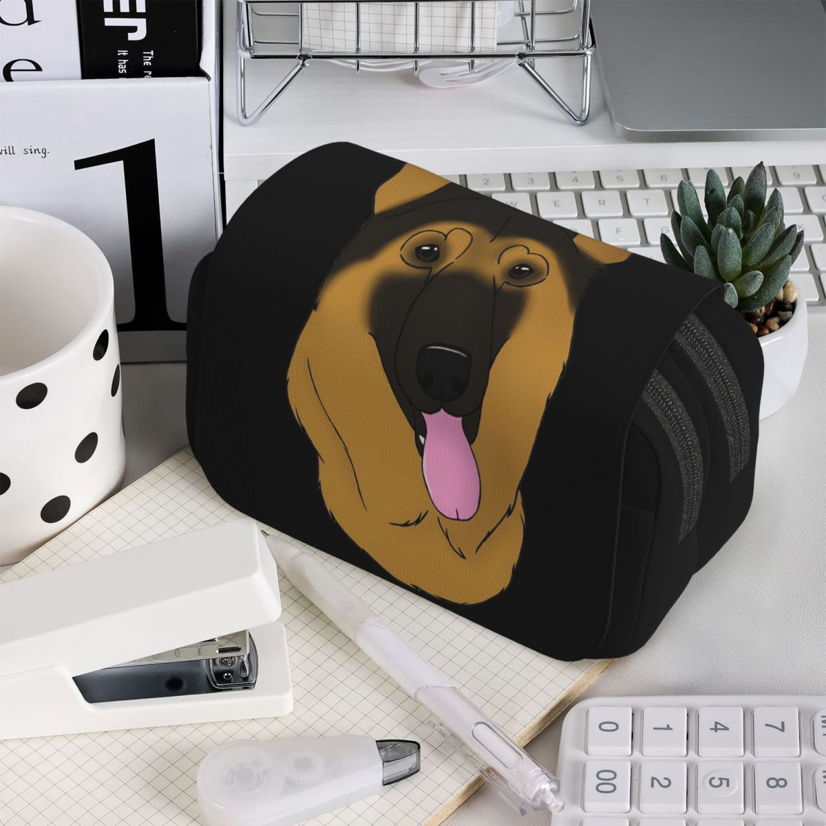 Tan Stationery & Office Supply - ジャーマン・シェパード犬のイラスト入りペンケース。学生へのプレゼントに最適。ペン立て、筆箱、文房具収納バッグ。
